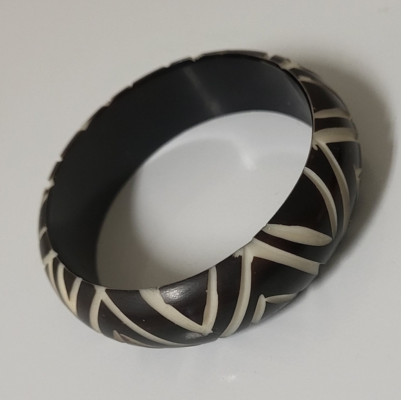 Carved chevron patterned dark brown vintage  bangle bracelet - Picture 3 of 7